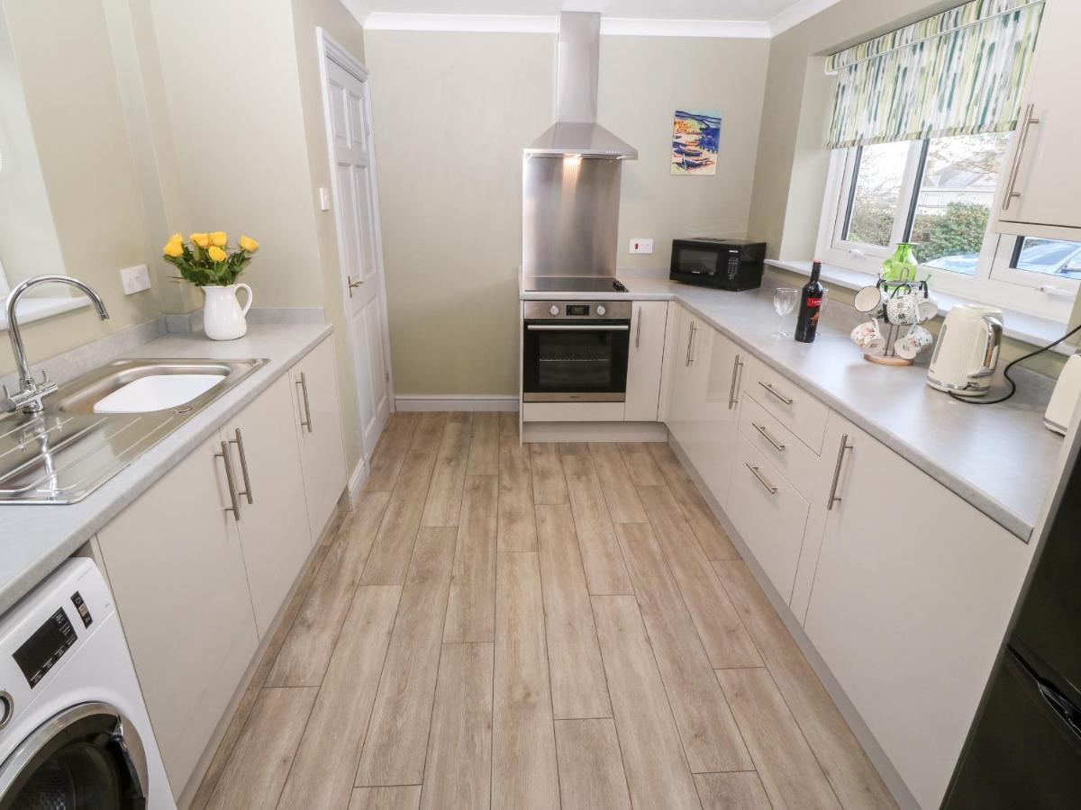 Cedars Villa Holyhead Exterior photo