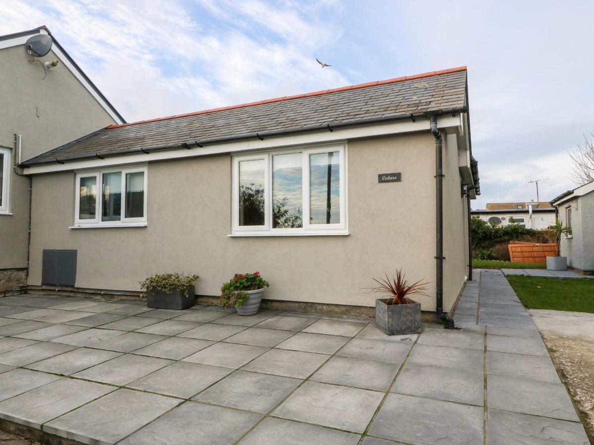 Cedars Villa Holyhead Exterior photo