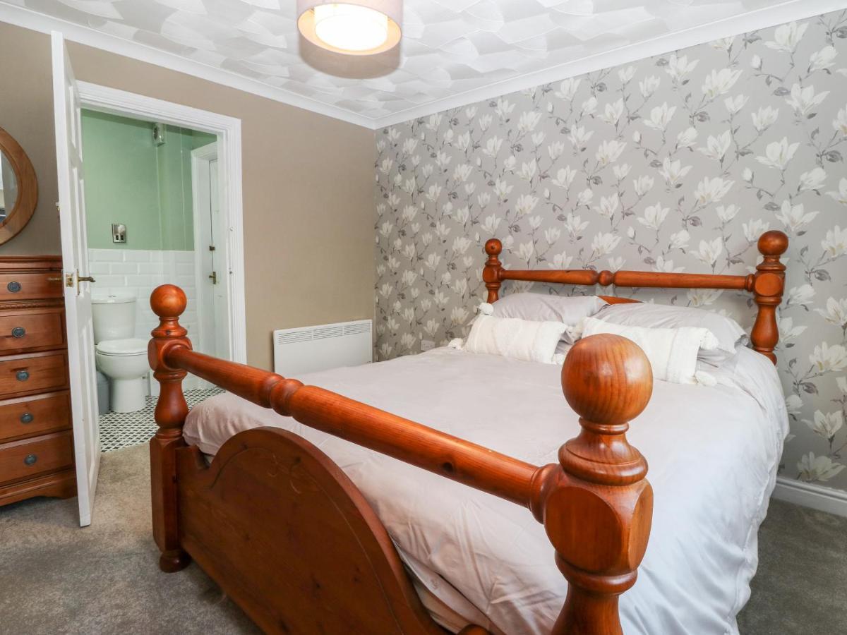 Cedars Villa Holyhead Exterior photo