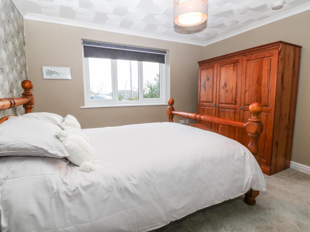 Cedars Villa Holyhead Exterior photo