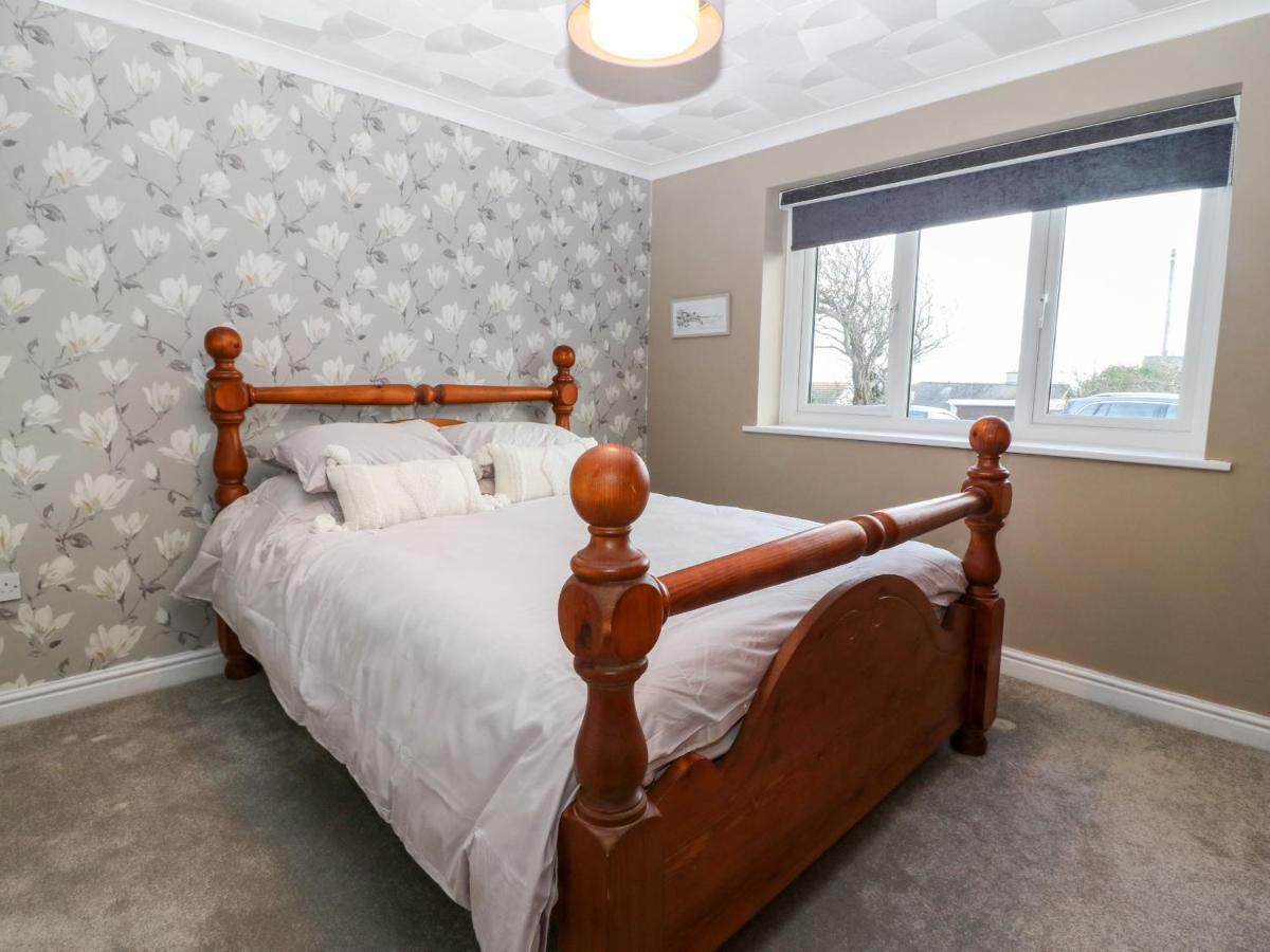 Cedars Villa Holyhead Exterior photo