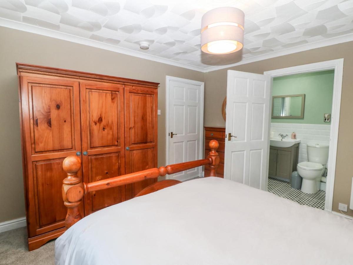 Cedars Villa Holyhead Exterior photo