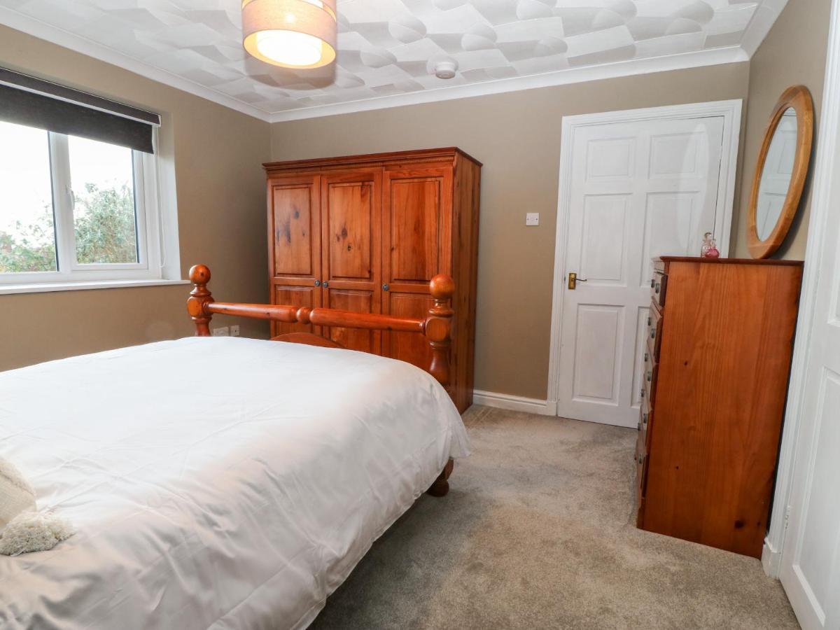 Cedars Villa Holyhead Exterior photo